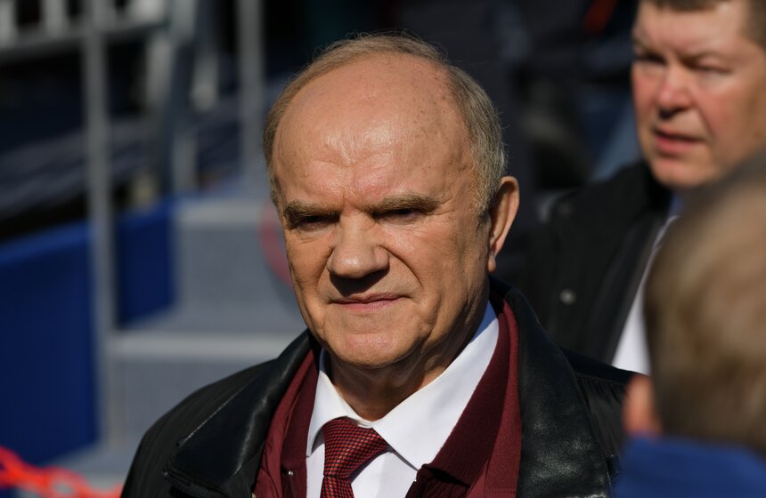 На зрительских местах на Красной площади также был лидер КПРФ Геннадий Зюганов