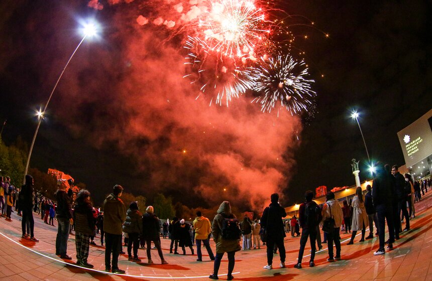 Праздничный салют в честь Дня Победы состоялся в Москве 16 фото