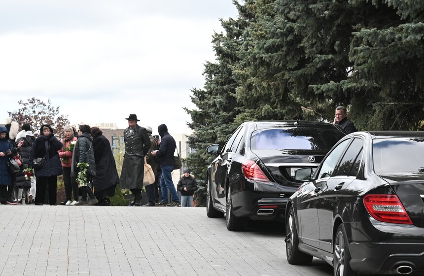 Прощание с модельером Юдашкиным прошло на Троекуровском кладбище в Москве 5 фото