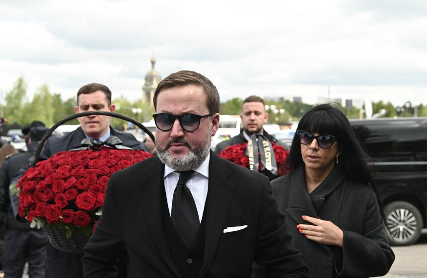 Прощание с модельером Юдашкиным прошло на Троекуровском кладбище в Москве 22 фото