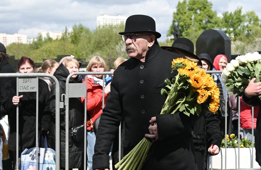 Прощание с модельером Юдашкиным прошло на Троекуровском кладбище в Москве 25 фото