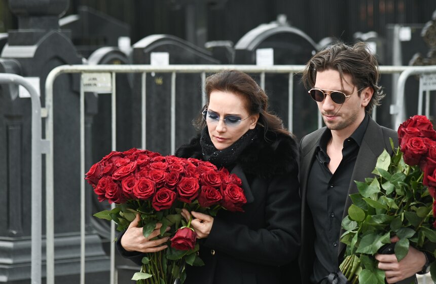 Прощание с модельером Юдашкиным прошло на Троекуровском кладбище в Москве 23 фото