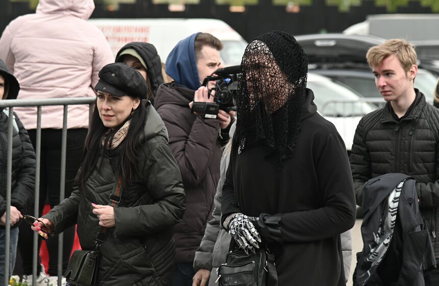 Прощание с модельером Юдашкиным прошло на Троекуровском кладбище в Москве 14 фото