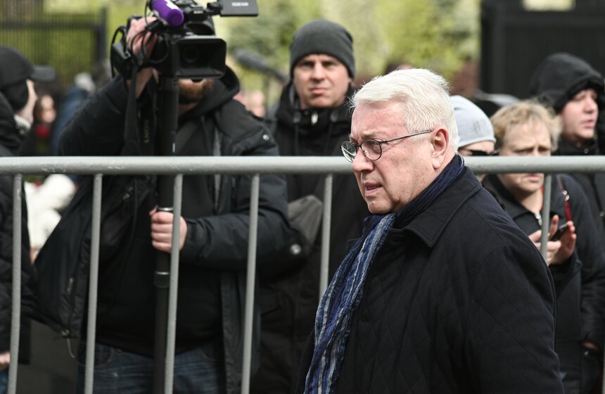 Прощание с модельером Юдашкиным прошло на Троекуровском кладбище в Москве 17 фото