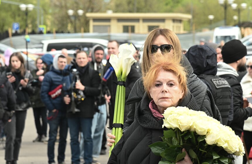 Прощание с модельером Юдашкиным прошло на Троекуровском кладбище в Москве 10 фото