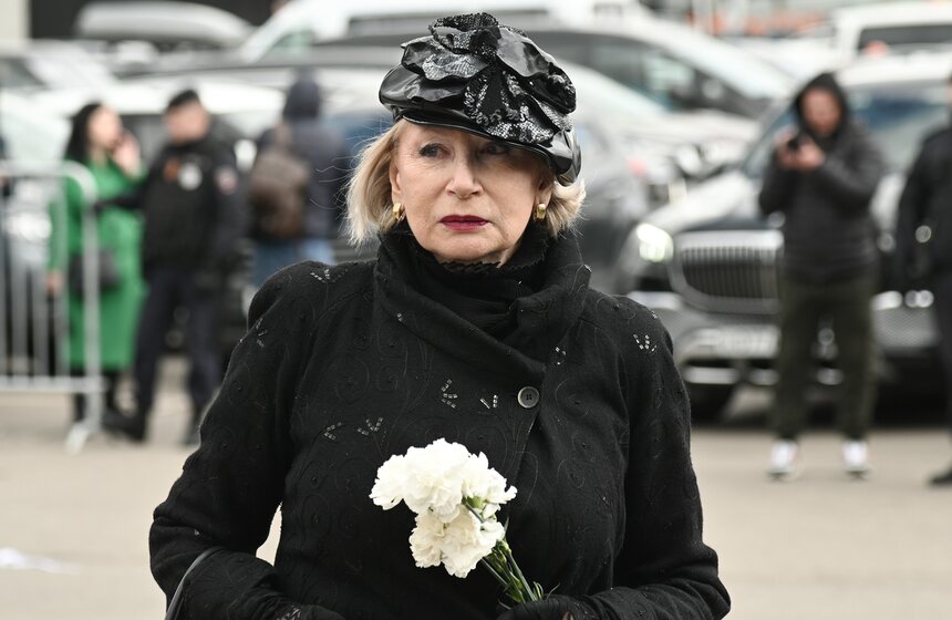 Прощание с модельером Юдашкиным прошло на Троекуровском кладбище в Москве 13 фото