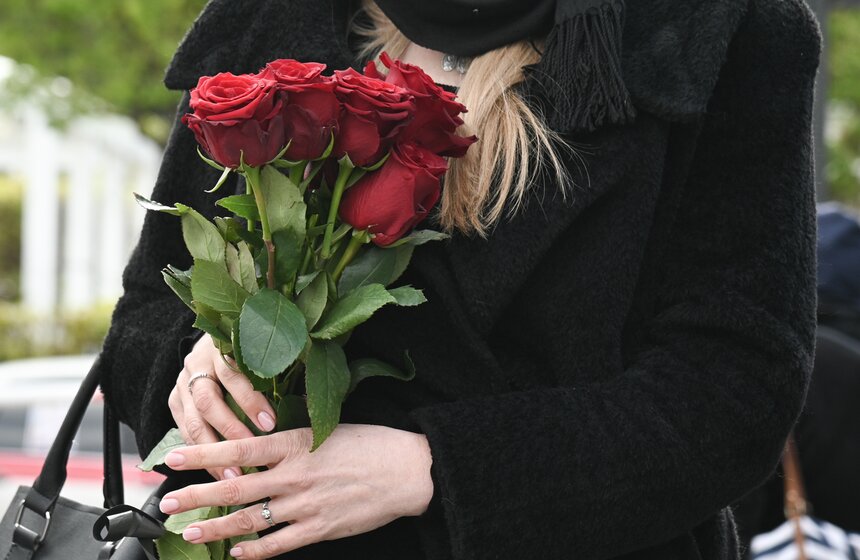 Прощание с модельером Юдашкиным прошло на Троекуровском кладбище в Москве 9 фото