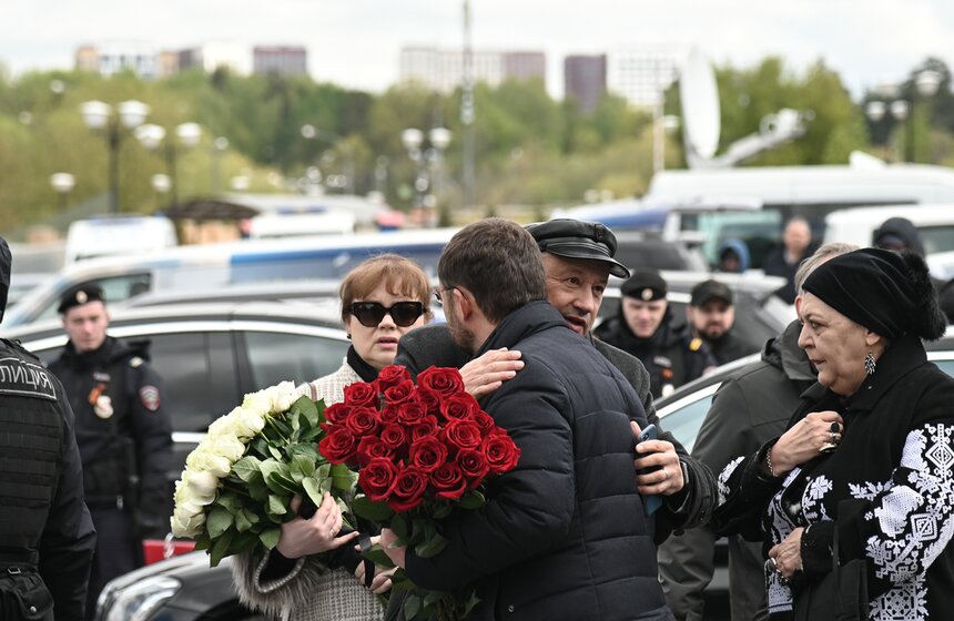 Прощание с модельером Юдашкиным прошло на Троекуровском кладбище в Москве 18 фото