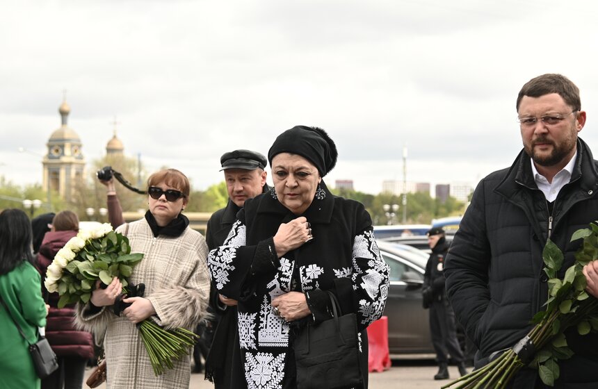 Прощание с модельером Юдашкиным прошло на Троекуровском кладбище в Москве 19 фото