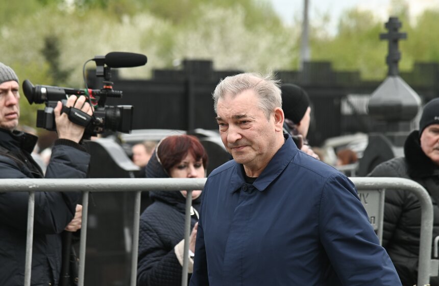 Прощание с модельером Юдашкиным прошло на Троекуровском кладбище в Москве 12 фото