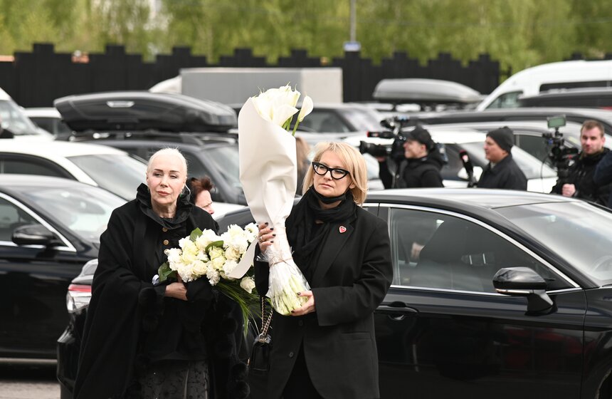 Прощание с модельером Юдашкиным прошло на Троекуровском кладбище в Москве 11 фото