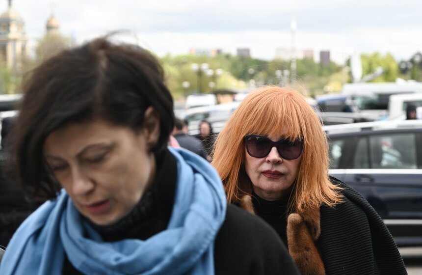 Прощание с модельером Юдашкиным прошло на Троекуровском кладбище в Москве 16 фото