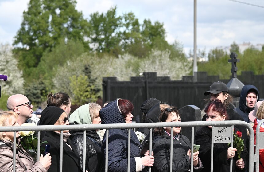 Прощание с модельером Юдашкиным прошло на Троекуровском кладбище в Москве 3 фото