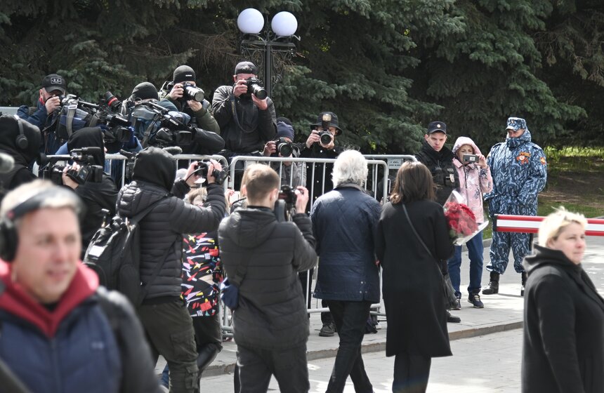 Прощание с модельером Юдашкиным прошло на Троекуровском кладбище в Москве 4 фото