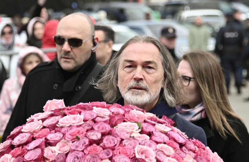 Прощание с модельером Юдашкиным прошло на Троекуровском кладбище в Москве 20 фото