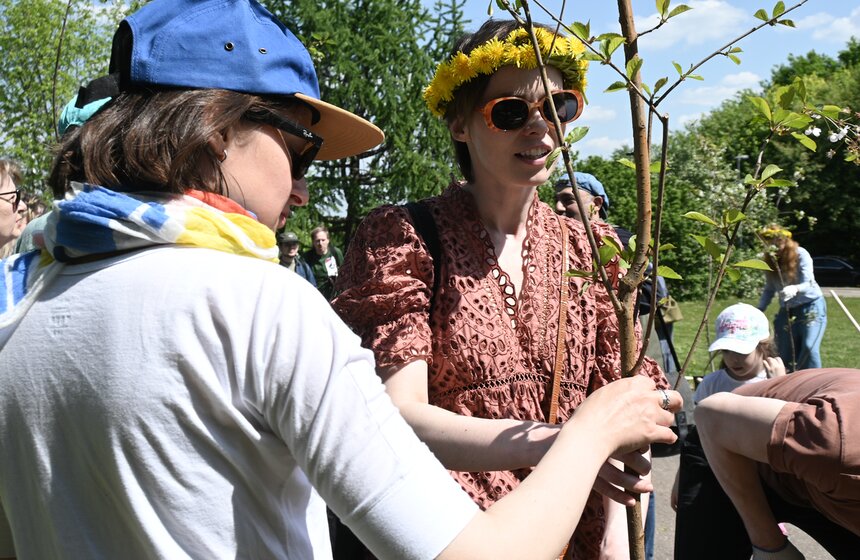 Вишневую аллею театра "Et Cetera" посадили в парке Лужкова 4 фото