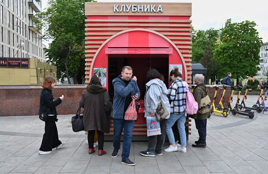 Торговые точки по продаже клубники открыли в Москве 17 фото