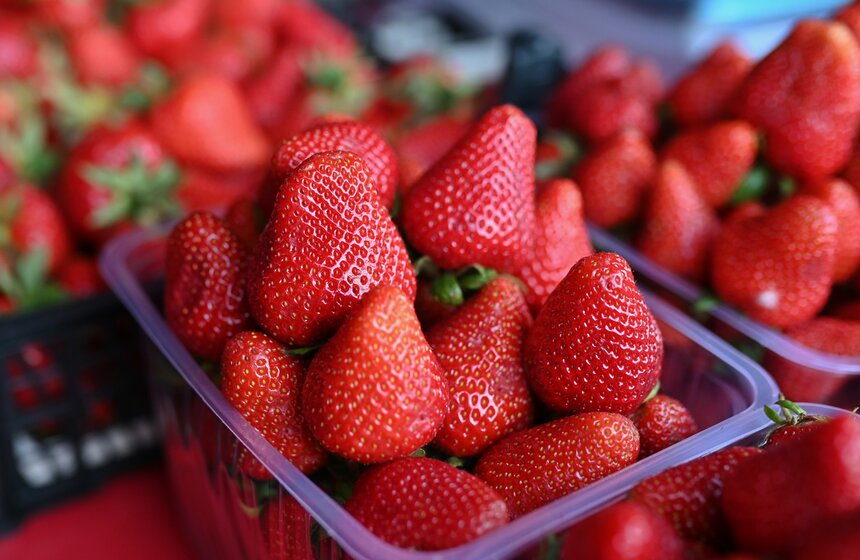 Торговые точки по продаже клубники открыли в Москве 13 фото