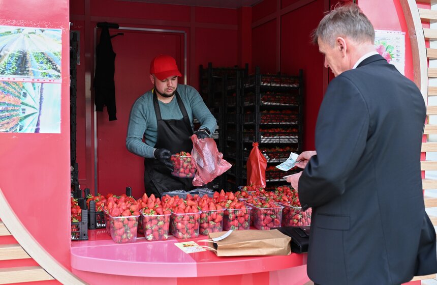 Торговые точки по продаже клубники открыли в Москве 12 фото