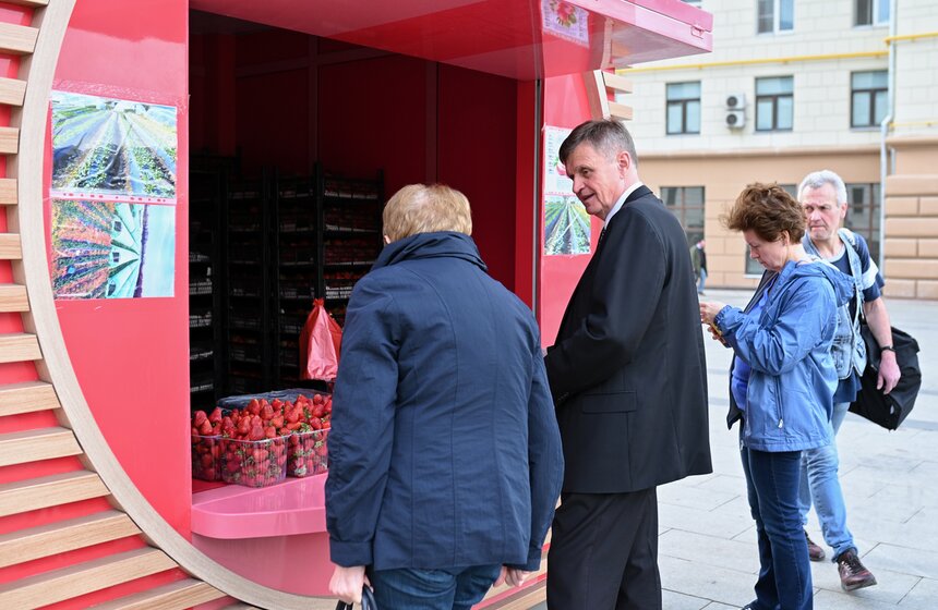 Торговые точки по продаже клубники открыли в Москве 11 фото