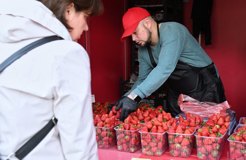 Торговые точки по продаже клубники открыли в Москве 15 фото