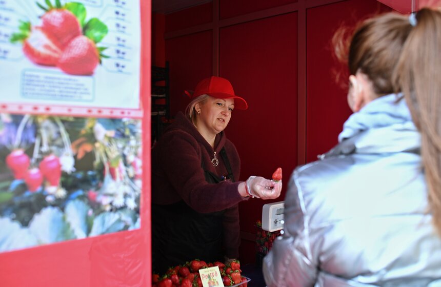 Торговые точки по продаже клубники открыли в Москве 7 фото