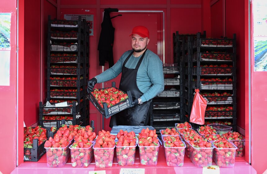 Торговые точки по продаже клубники открыли в Москве 10 фото