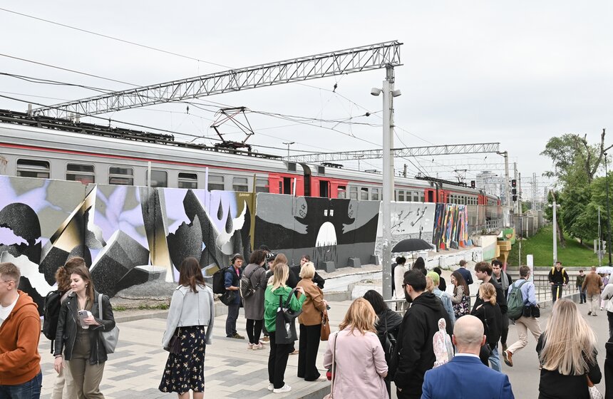 Уличная выставка "Община: партнерство – коллективность – утопия" открылась в столице 6 фото