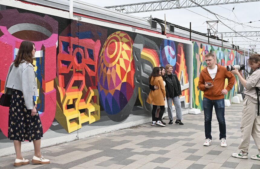 Уличная выставка "Община: партнерство – коллективность – утопия" открылась в столице 12 фото