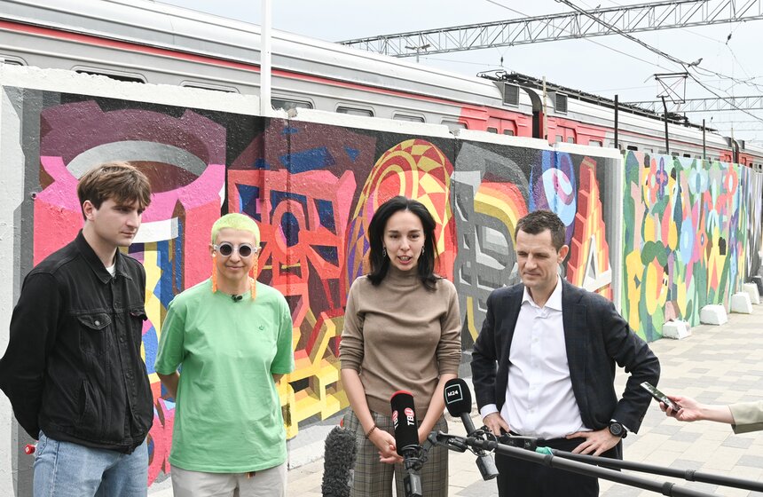 Уличная выставка "Община: партнерство – коллективность – утопия" открылась в столице 7 фото
