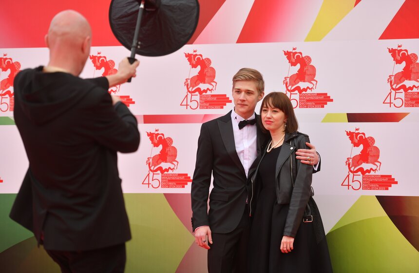 актер Олег Савостюк