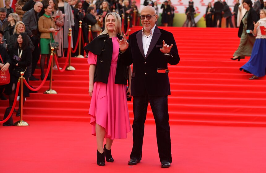 режиссер, киножурналист и телерадиоведущий Давид Шнейдеров с супругой Викторией