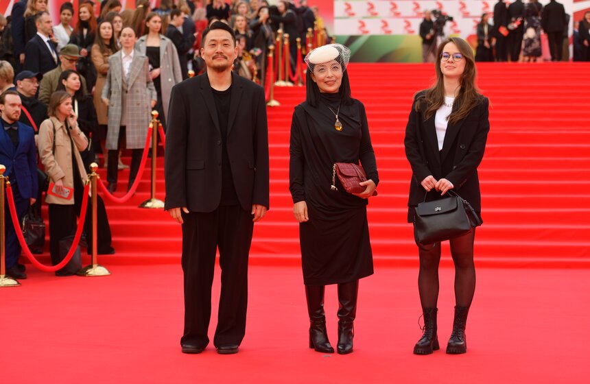 жюри конкурса документального кино: продюсер и режиссер Ким Джигон, председатель жюри, режиссёр Хао Юнь и режиссер Юлия Серьгина