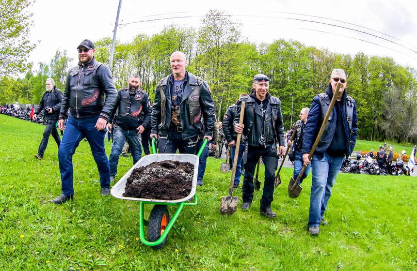 "Ночные волки" открыли мотосезон в Москве 3 фото