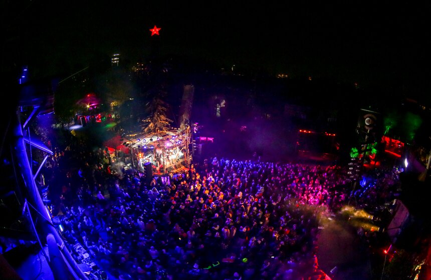 "Ночные волки" открыли мотосезон в Москве 10 фото