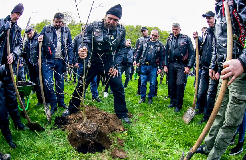"Ночные волки" открыли мотосезон в Москве 4 фото