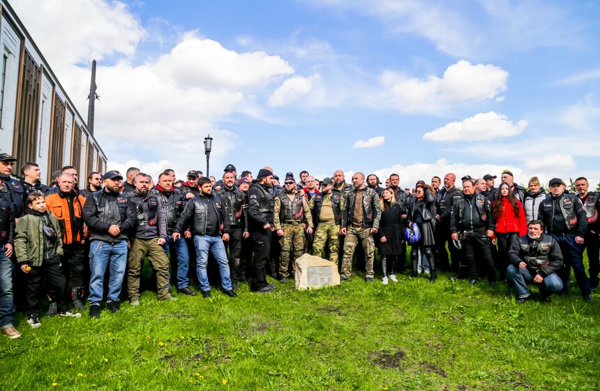 "Ночные волки" открыли мотосезон в Москве 5 фото