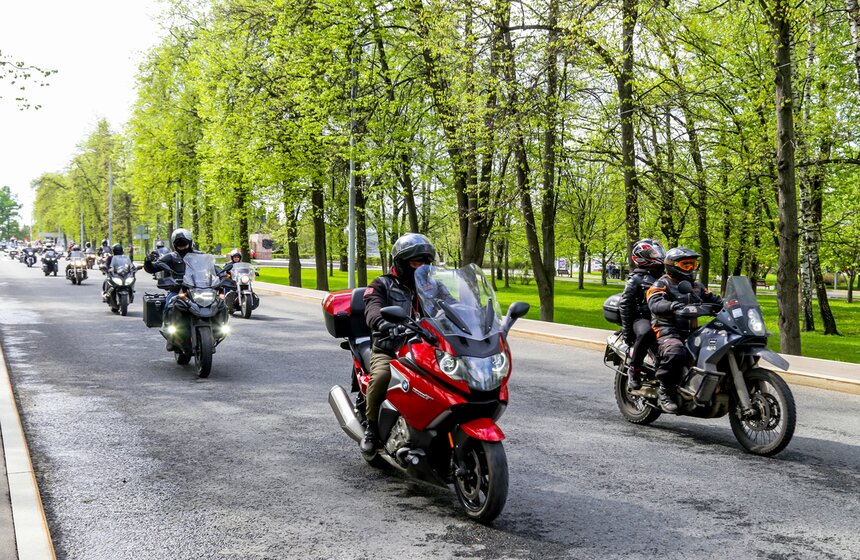 "Ночные волки" открыли мотосезон в Москве 9 фото