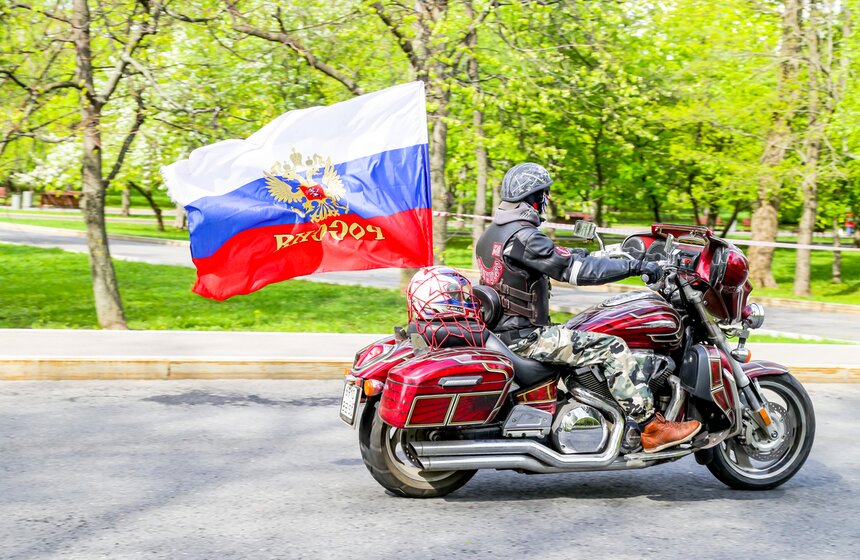 "Ночные волки" открыли мотосезон в Москве 8 фото