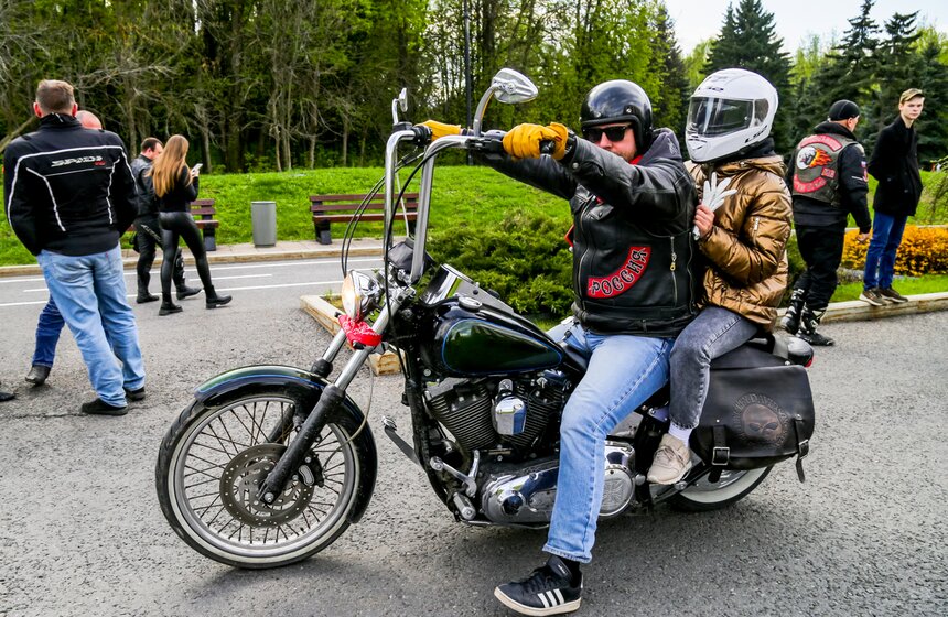 "Ночные волки" открыли мотосезон в Москве 6 фото