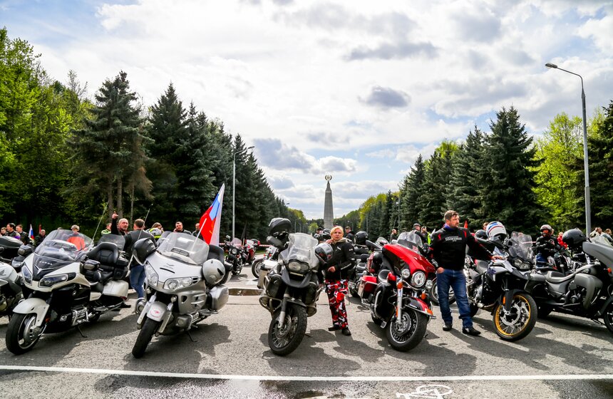 "Ночные волки" открыли мотосезон в Москве 1 фото