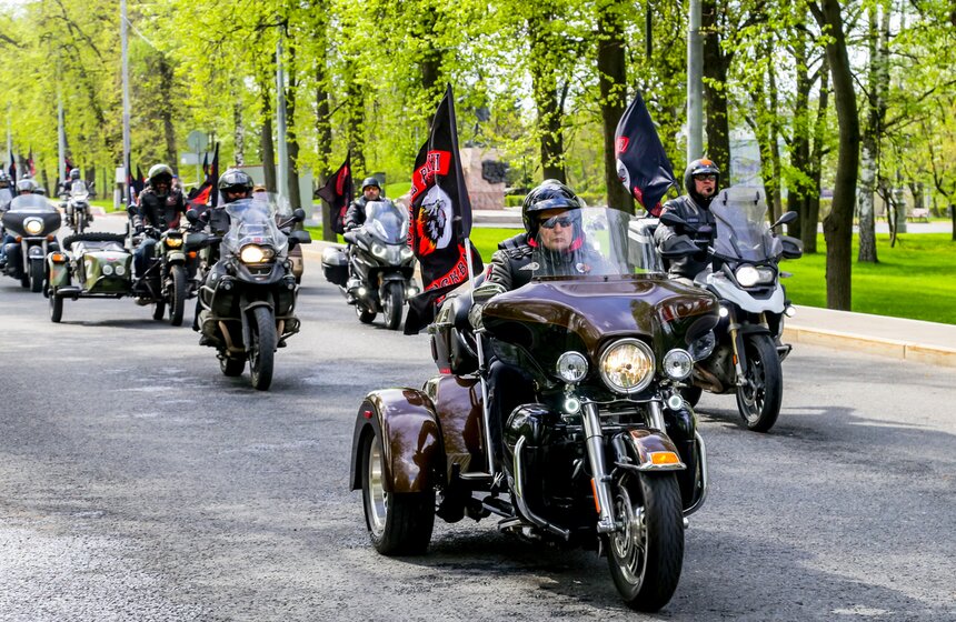 "Ночные волки" открыли мотосезон в Москве 7 фото