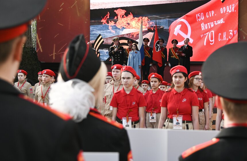 Масштабную копию Знамени Победы развернули на Поклонной горе 17 фото