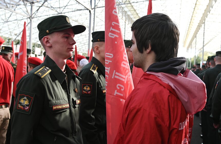 Масштабную копию Знамени Победы развернули на Поклонной горе 19 фото