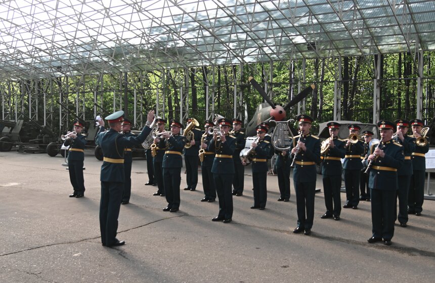 Масштабную копию Знамени Победы развернули на Поклонной горе 9 фото