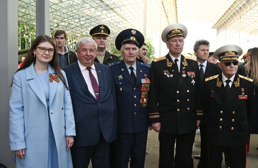 Масштабную копию Знамени Победы развернули на Поклонной горе 22 фото