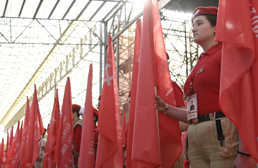 Масштабную копию Знамени Победы развернули на Поклонной горе 20 фото