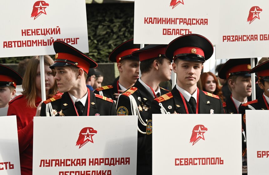 Масштабную копию Знамени Победы развернули на Поклонной горе 6 фото