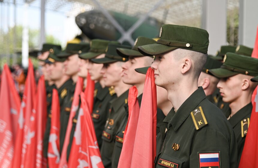 Масштабную копию Знамени Победы развернули на Поклонной горе 12 фото