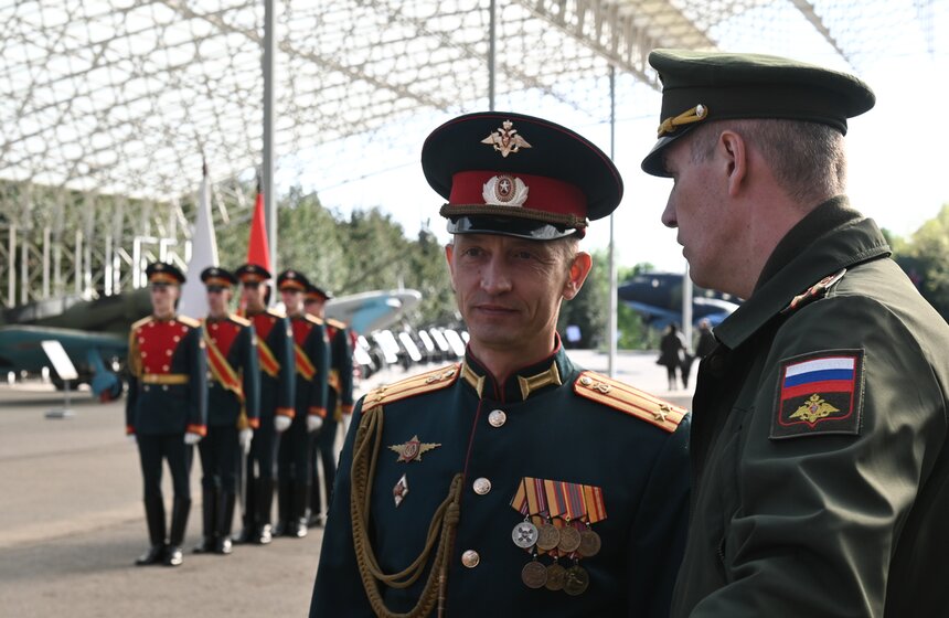 Масштабную копию Знамени Победы развернули на Поклонной горе 8 фото